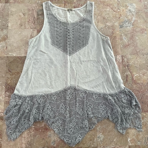 Gimmicks By BKE Buckle Boho Small Blue/Gray Handkerchief Hem Blouse/Tank Likenew - Picture 2 of 4